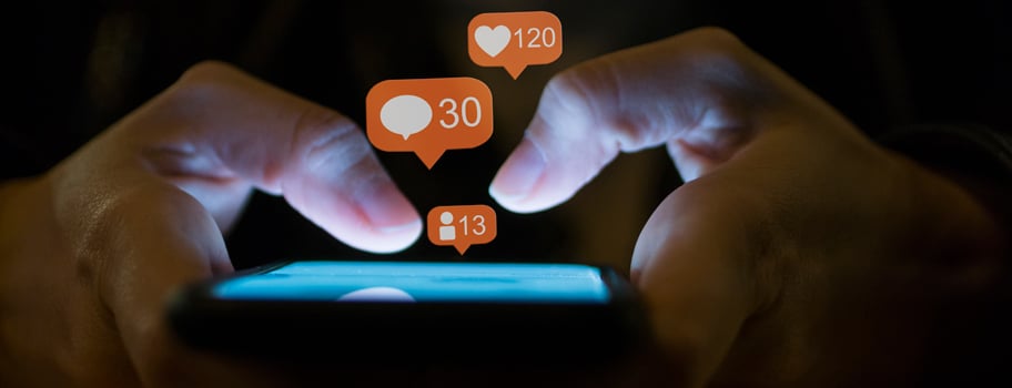 Sosiaalinen media on keskeinen osa verkkokaupan markkinointia nykyaikana.