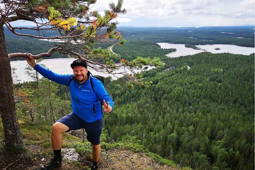 Valokuva Ramista Konttainen-vaaran huipulla Karhunkierroksella.