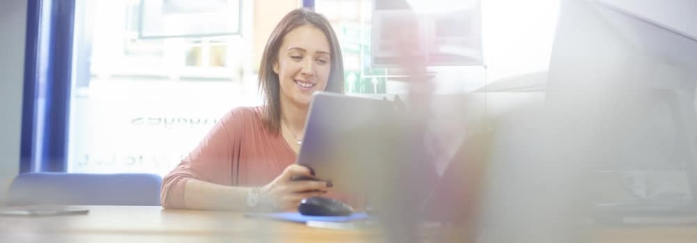 Nainen käyttää tietokonetta