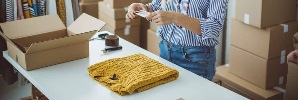 Keltaisesta neuleesta otetaan tuotekuvaa