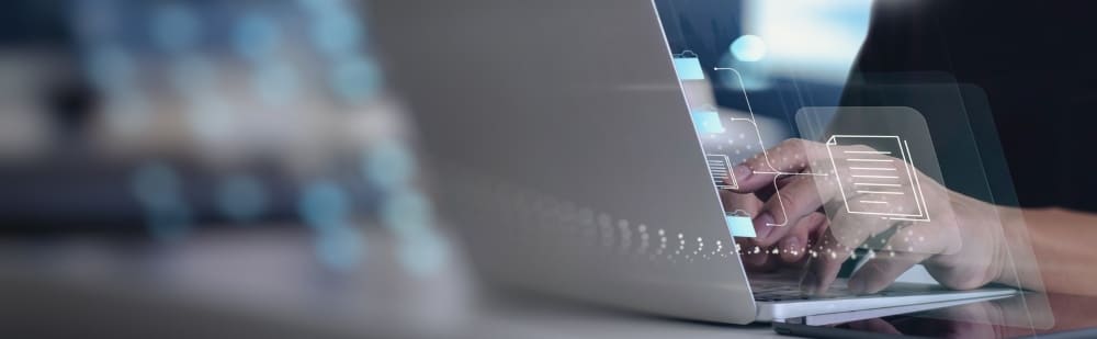 Ihminen kirjoittaa kannettavalla tietokoneella