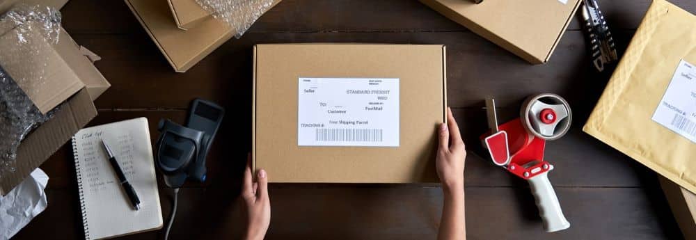 Osoitetarralla viimeistelty verkkokaupan paketti