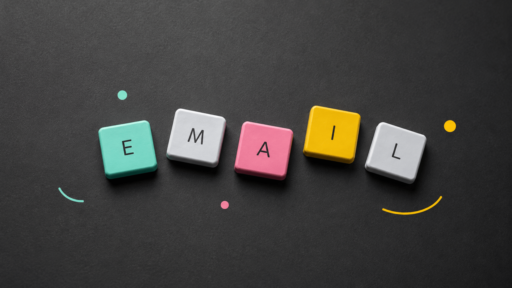 Kirjaimet EMAIL kuvastaa yrityssähköpostin luontia ja käyttöönottoa.